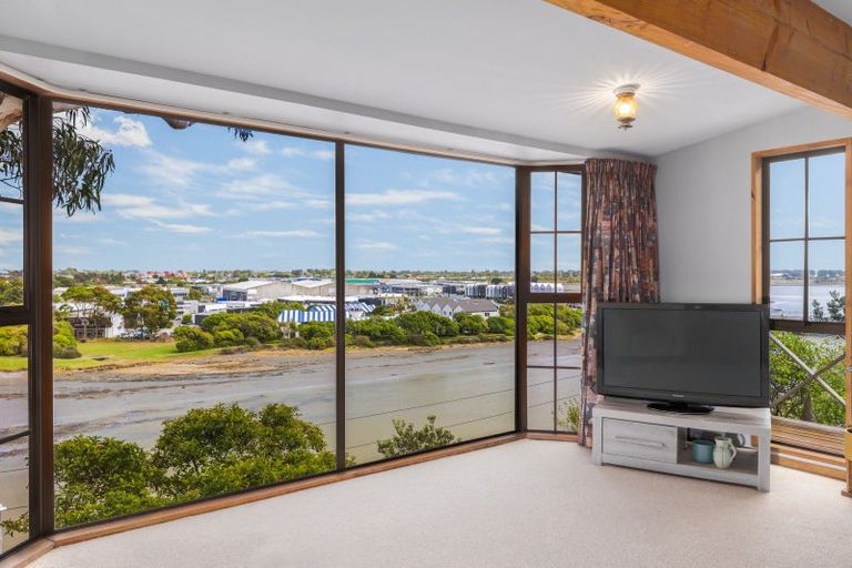 Photo of property in 7 Cannon Hill Crescent, Mount Pleasant, Christchurch, 8081