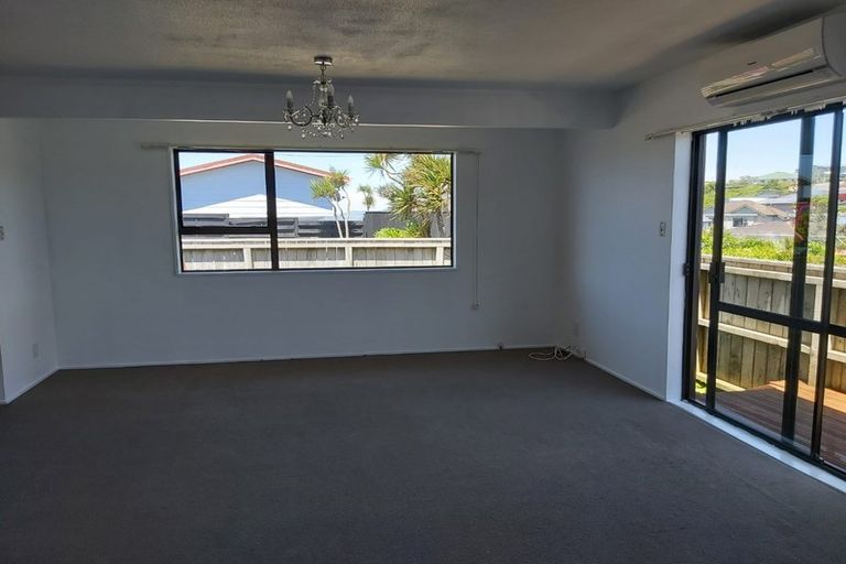 Photo of property in 41a Sunhaven Drive, Newlands, Wellington, 6037