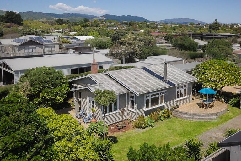 Photo of property in 20 Rauparaha Street, Waikanae Beach, Waikanae, 5036