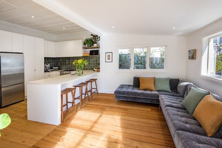Photo of property in 27 William Bond Street, Stanley Point, Auckland, 0624