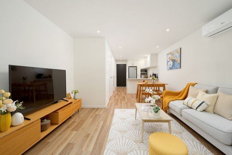 Photo of property in 22 Tokai Place, Glen Eden, 0602