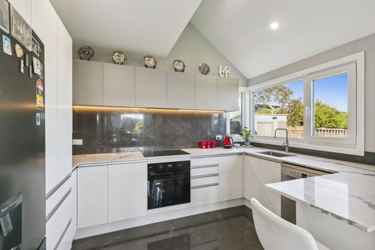 Photo of property in 2b Paratu Way, Strathmore Park, Wellington, 6022