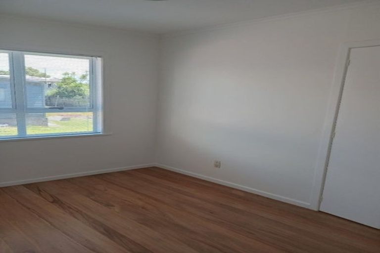 Photo of property in 8 Dawnhaven Drive, Te Atatu Peninsula, Auckland, 0610