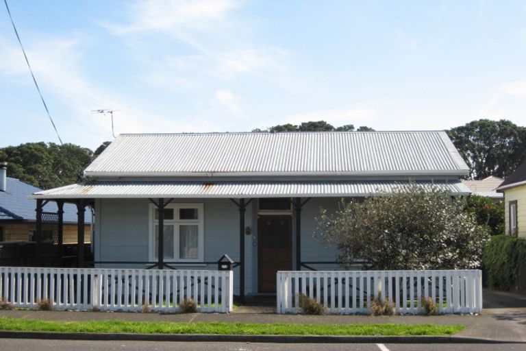 Photo of property in 44 Hine Street, New Plymouth, 4310