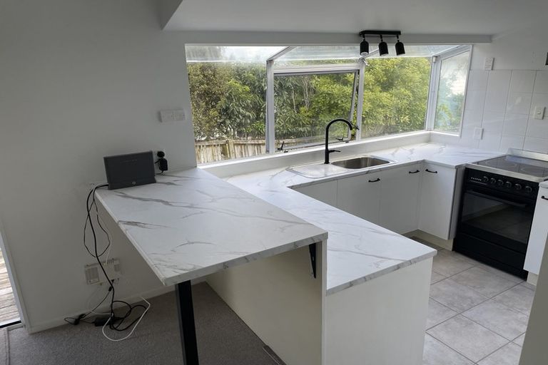 Photo of property in 2/318 Sunset Road, Unsworth Heights, Auckland, 0632