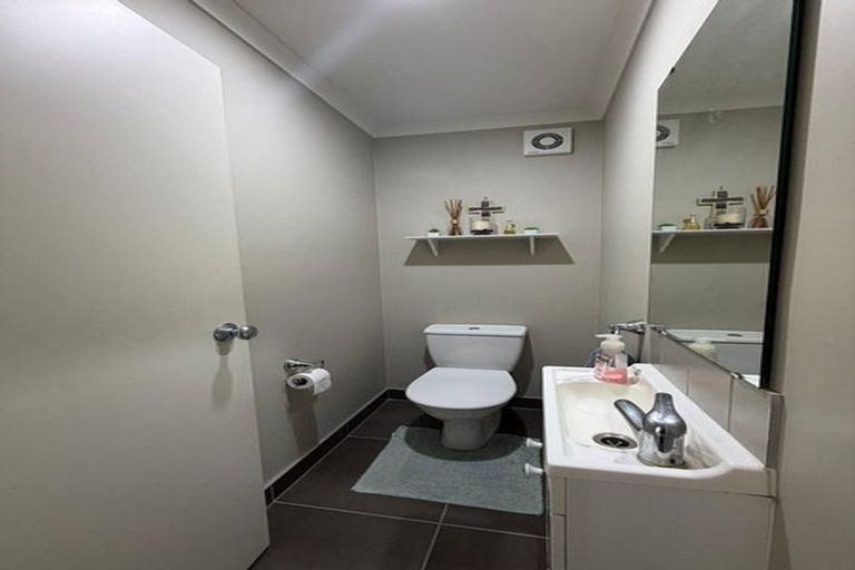 Photo of property in 129 Fernhill Way, Oteha, Auckland, 0632