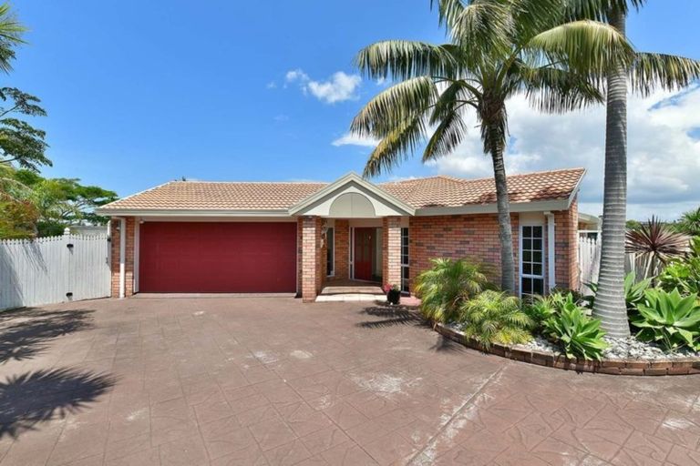 Photo of property in 52 Settlers Grove, Orewa, 0931