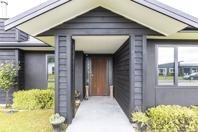 Photo of property in 5 D'urville Place, Kelvin Grove, Palmerston North, 4414