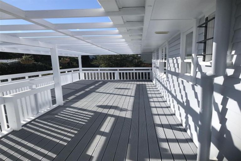 Photo of property in 5 Thomas Rea Place, Te Atatu South, Auckland, 0610