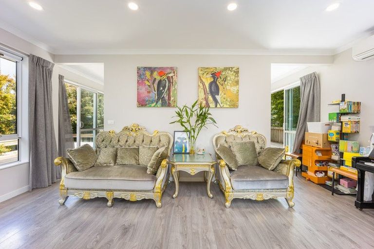 Photo of property in 1b Harrowglen Drive, Northcross, Auckland, 0632