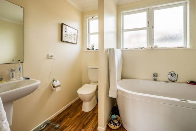 Photo of property in 8 Tirowhanga Road, Paremata, Porirua, 5024