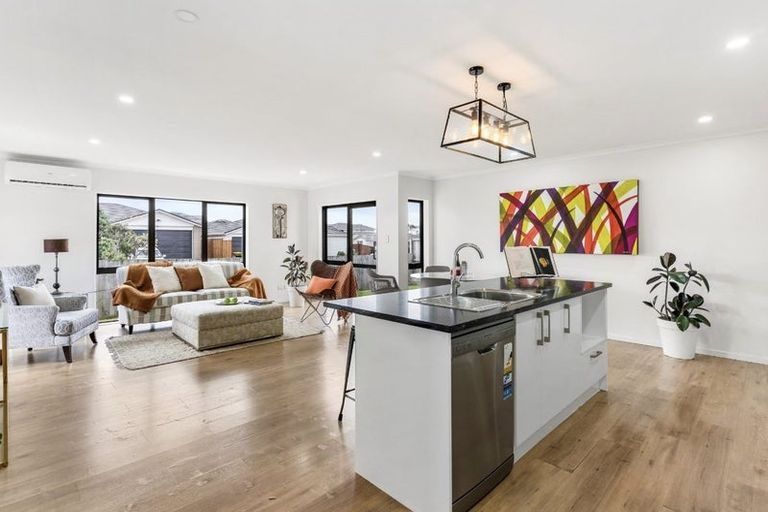 Photo of property in 33 Koroheke Road, Takanini, 2110