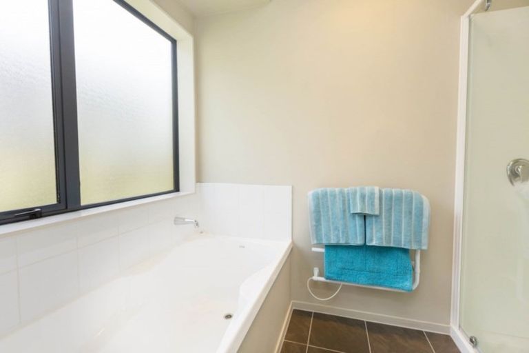 Photo of property in 44 King Charles Drive, Kingsley Heights, Upper Hutt, 5018