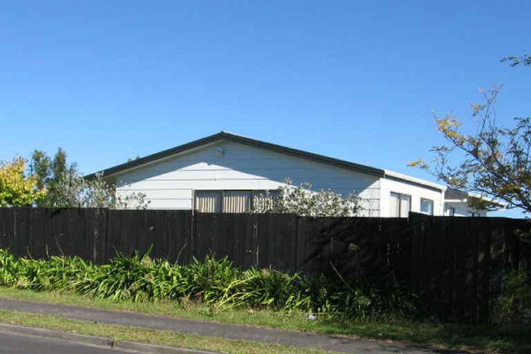 Photo of property in 2/2 Crosby Road, West Harbour, Auckland, 0618