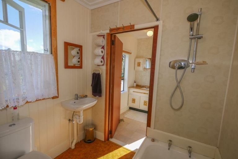 Photo of property in 21 Seaview Road, Cable Bay, 0420