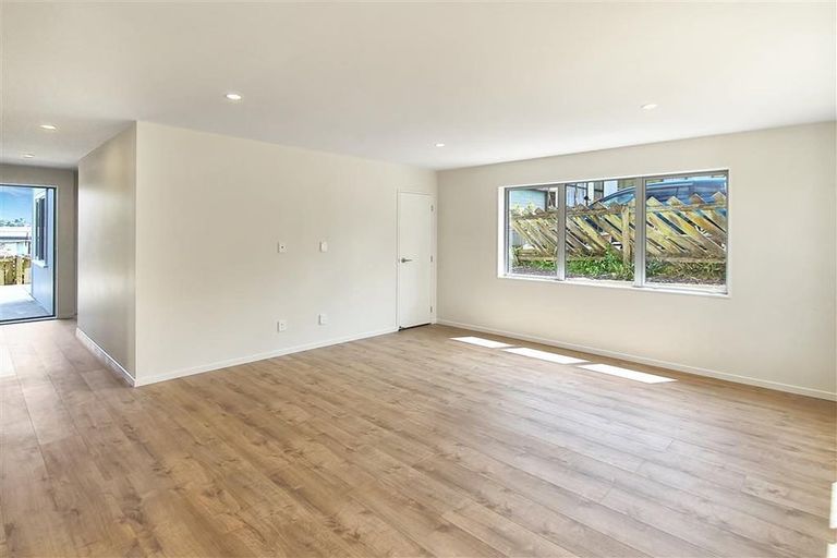 Photo of property in 38b West Harbour Drive, West Harbour, Auckland, 0618