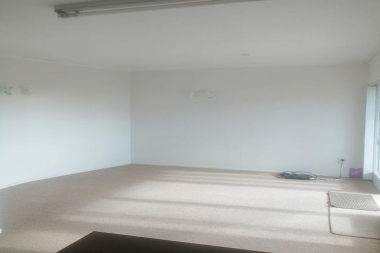 Photo of property in 1/613 Glenfield Road, Totara Vale, Auckland, 0629