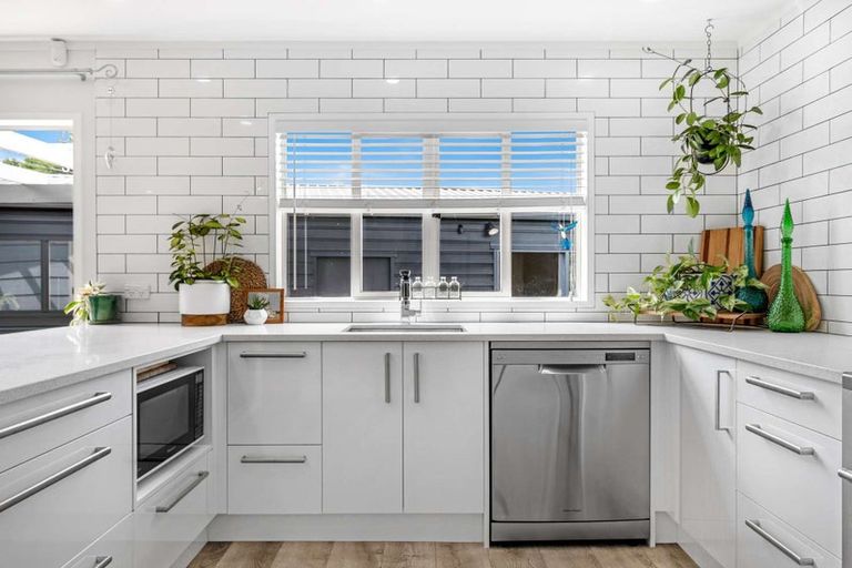 Photo of property in 2/1 Woodside Road, Massey, Auckland, 0614