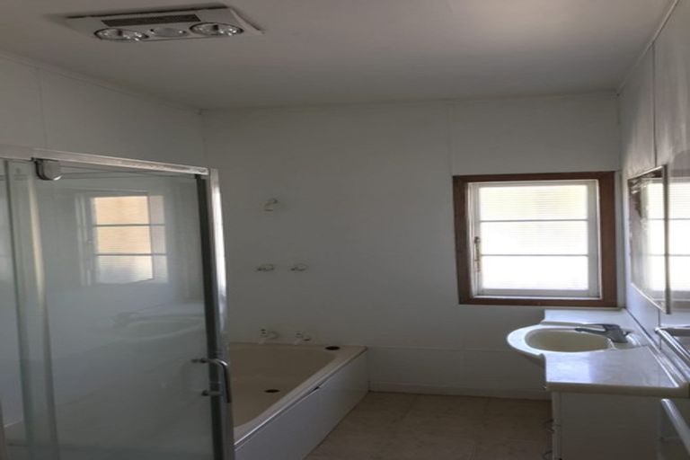 Photo of property in 21 Oteha Valley Road, Northcross, Auckland, 0632