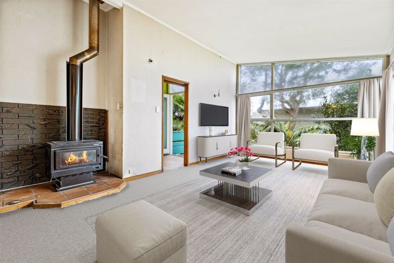 Photo of property in 16 Springside Place, New Lynn, Auckland, 0600