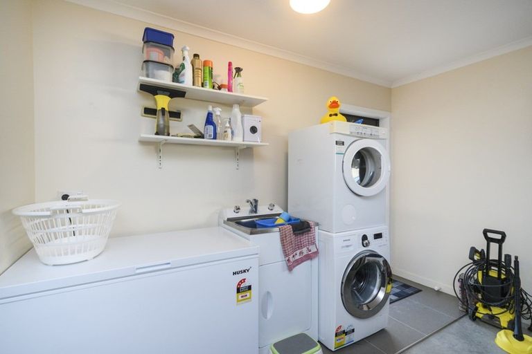 Photo of property in 12 Ron Place, Fitzherbert, Palmerston North, 4410