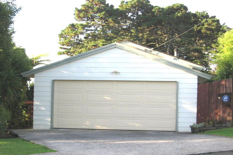 Photo of property in 18 Parrs Cross Road, Henderson, Auckland, 0612