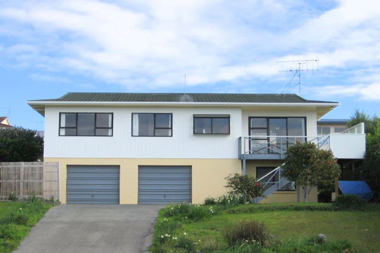 Photo of property in 16 Ngatira Place, Snells Beach, 0920