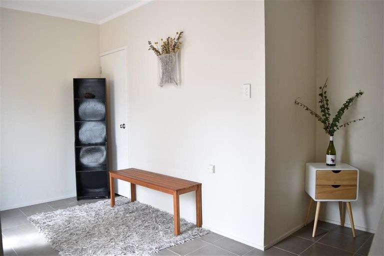 Photo of property in 2/27 Knightsbridge Drive, Forrest Hill, Auckland, 0620