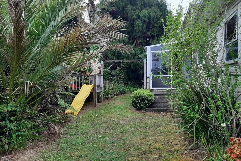 Photo of property in 31 Awaroa Road, Sunnyvale, Auckland, 0612