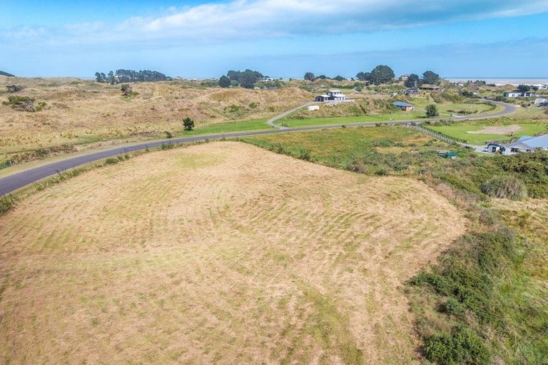 Photo of property in 92 Strathnaver Drive, Waikawa Beach, Manakau, 5573