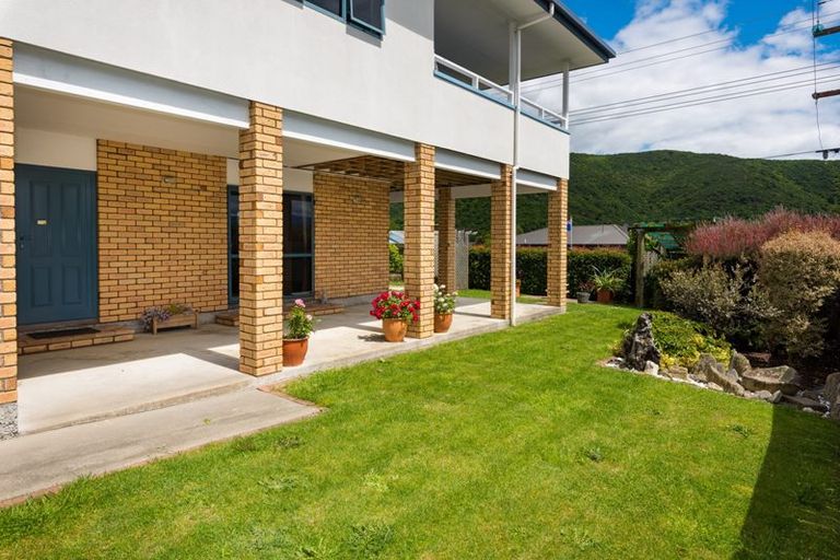 Photo of property in 2 Waimarama Street, Waikawa, Picton, 7220