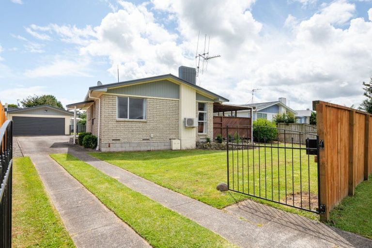 Photo of property in 21 Rhonda Avenue, Deanwell, Hamilton, 3206