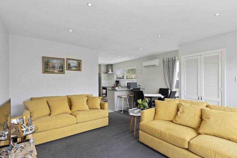 Photo of property in 2/5 Sarabande Avenue, Redwood, Christchurch, 8051