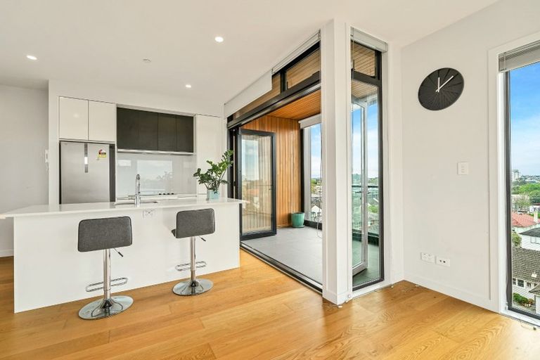 Photo of property in Frank Sargeson Apts, 403/74 Anzac Street, Takapuna, Auckland, 0622