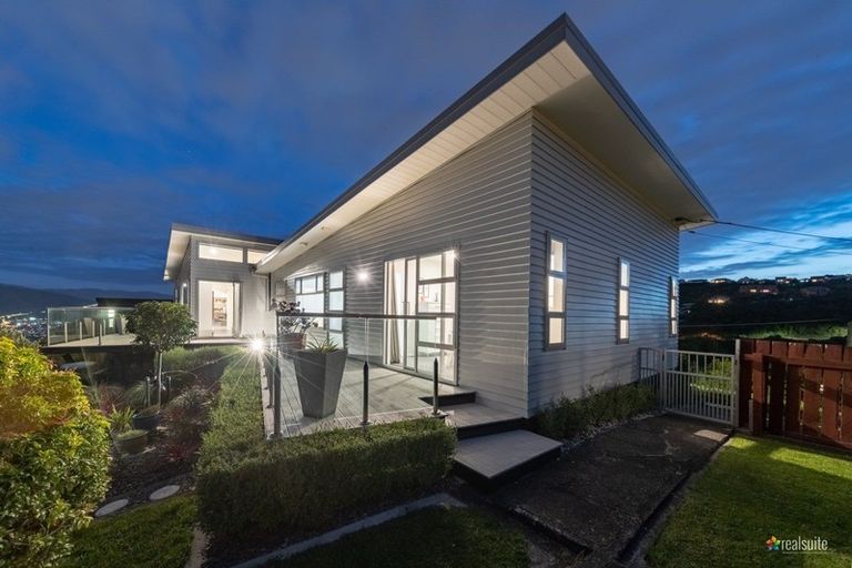 Photo of property in 37 Pekanga Road, Normandale, Lower Hutt, 5010