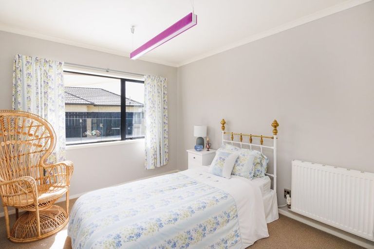 Photo of property in 38 Johnstone Drive, Fitzherbert, Palmerston North, 4410