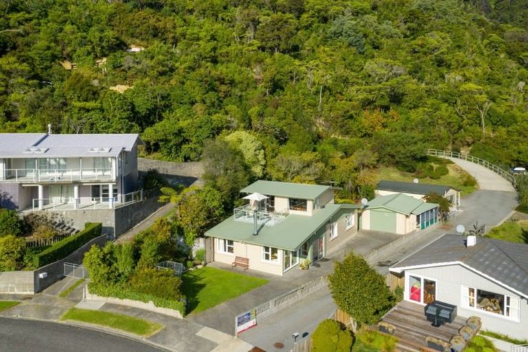 Photo of property in 27 Seaview Crescent, Picton, 7220