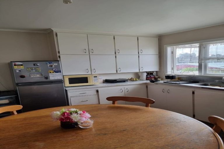 Photo of property in 2 White Road, Manurewa, Auckland, 2102