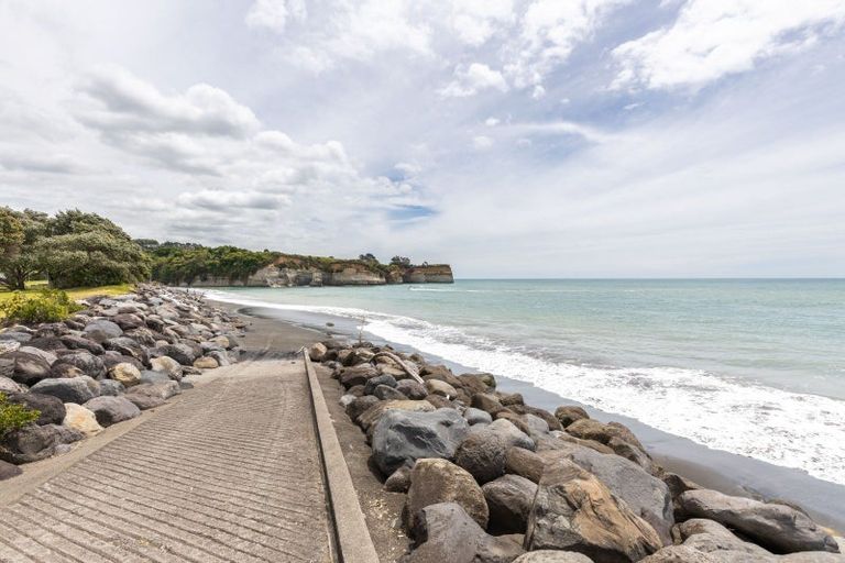 Photo of property in 102 Eighth Avenue, Urenui, 4377