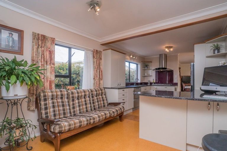 Photo of property in 27 Kiwi Esplanade, Mangere Bridge, Auckland, 2022