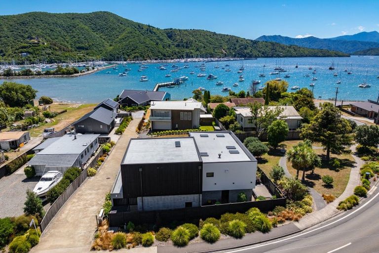 Photo of property in 2 Whaitere Place, Waikawa, Picton, 7220