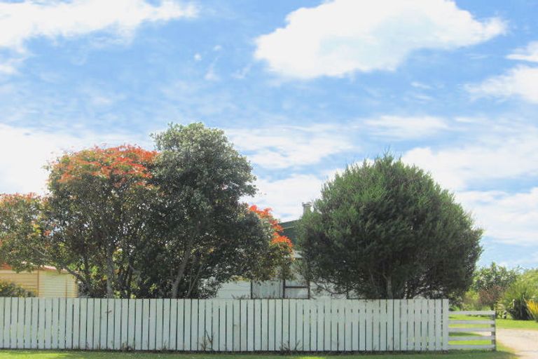 Photo of property in 33 Main Road, Tolaga Bay, 4077