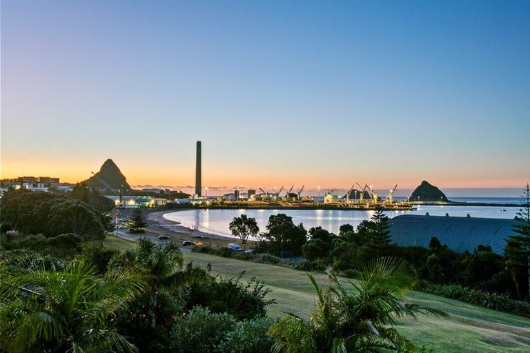 Photo of property in 46 Whiteley Street, Moturoa, New Plymouth, 4310