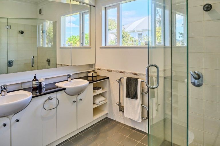 Photo of property in 43 The Crescent, Roseneath, Wellington, 6011