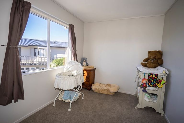 Photo of property in 68 Trias Road, Totara Vale, Auckland, 0629