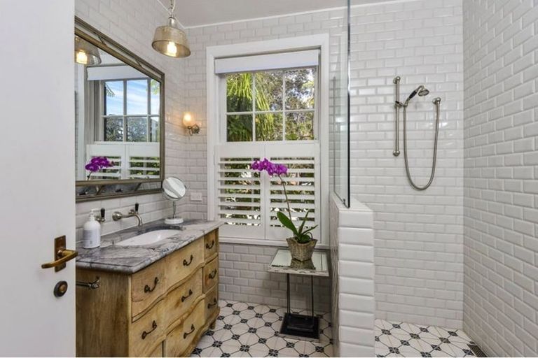 Photo of property in 2 Saint Leonards Road, Hauraki, Auckland, 0622