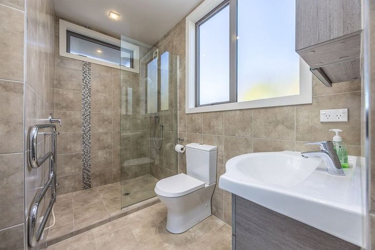 Photo of property in 106 Hillcrest Road, Hatfields Beach, Orewa, 0931
