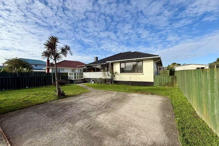 Photo of property in 6 Durham Street, Te Atatu Peninsula, Auckland, 0610