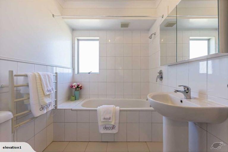 Photo of property in 69 Buscomb Avenue, Henderson, Auckland, 0610