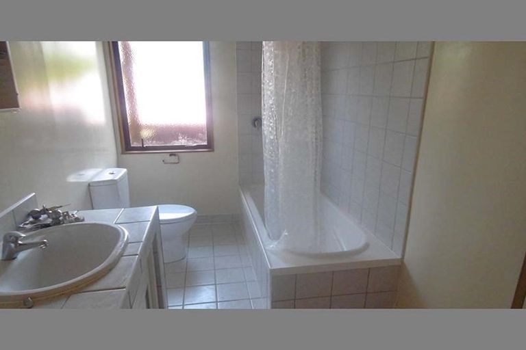 Photo of property in 1 Blethyn Place, Te Atatu South, Auckland, 0610